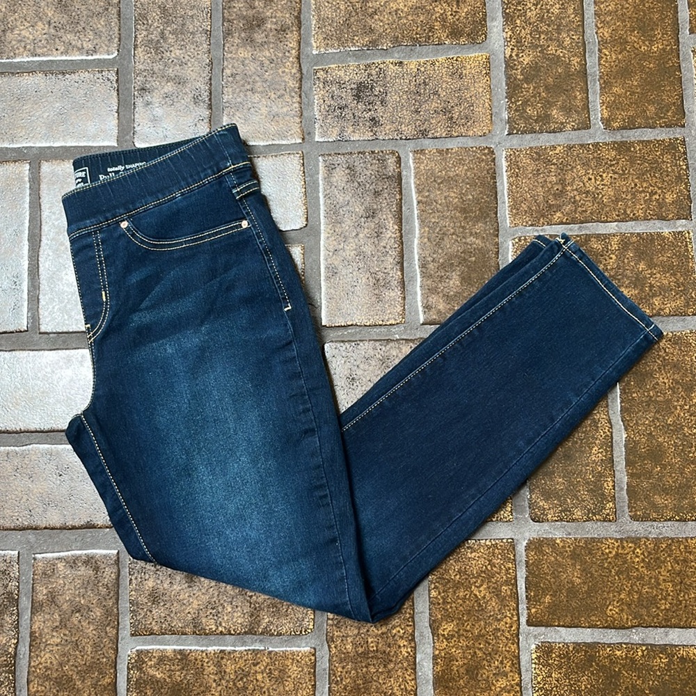 Signature by Levi Strauss Totally Shaping Pull-On Skinny Jean